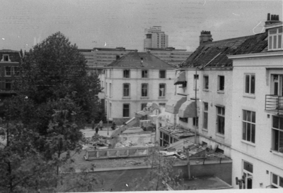 241820 Gezicht op de sloop in de Stationswijk te Utrecht aan de Stationsdwarsstraat, vanuit een pand aan de ...